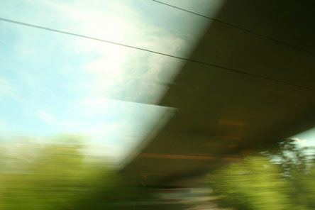 Blick aus Bahnfenster: Zug fähr unter einer Brücke hindurch